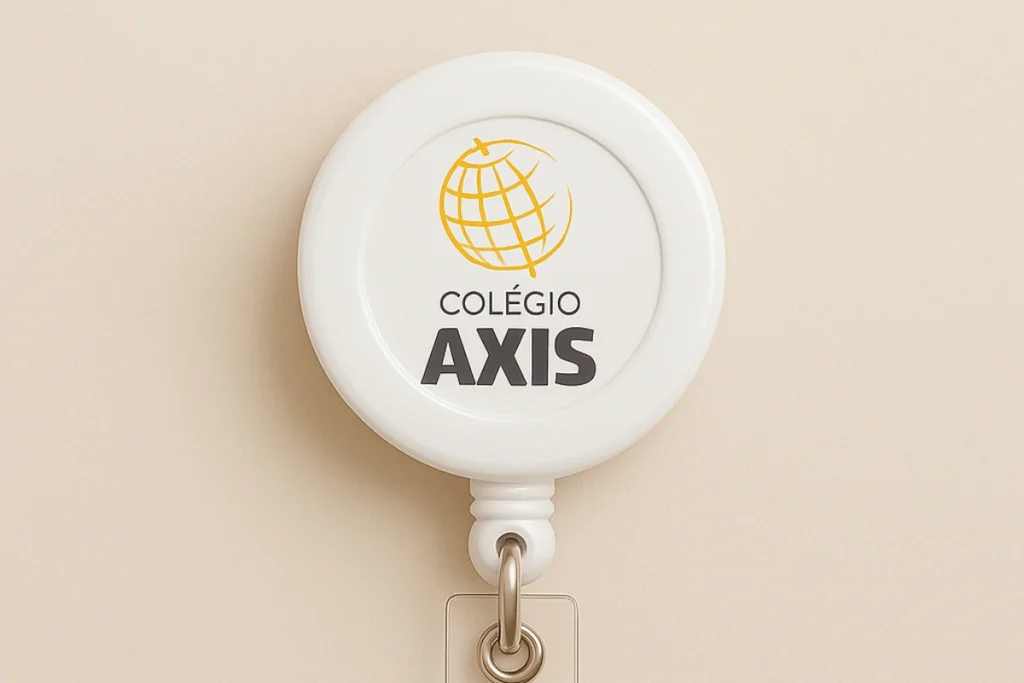 Roller clip branco com o logotipo do Colégio Axis, utilizado para identificação escolar com crachá retrátil.