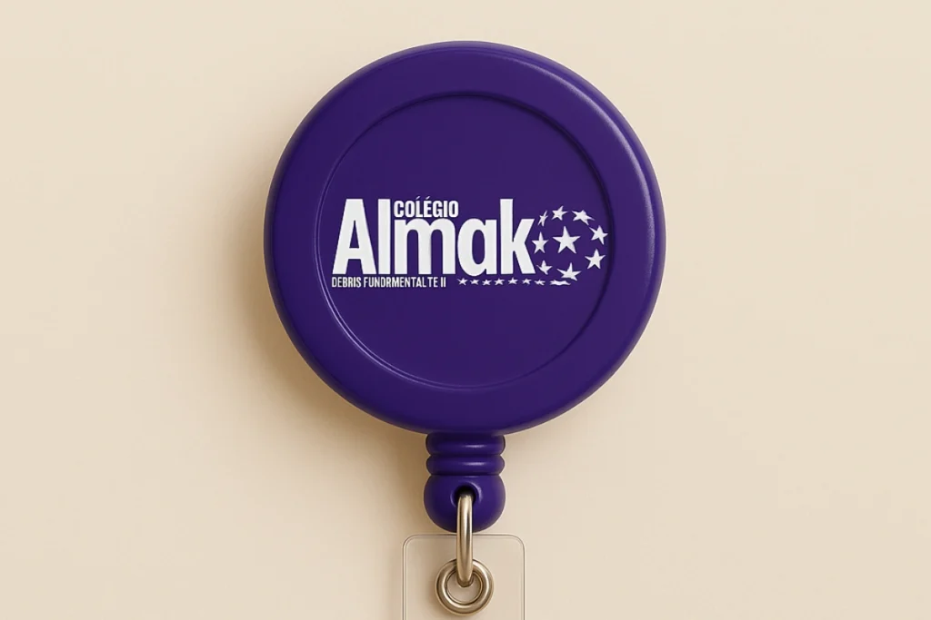 Roller clip roxo personalizado com o logotipo do Colégio Almak, ideal para crachás escolares.