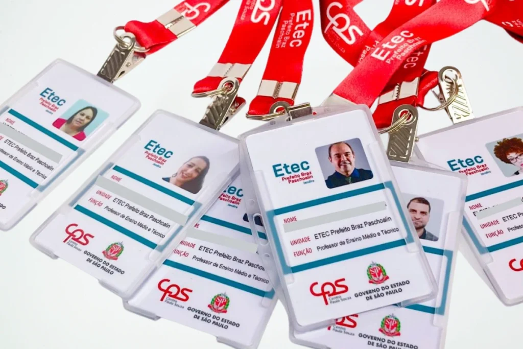 Crachás personalizados da ETEC Prefeito Braz Paschoalin com identificação de professores e cordões vermelhos.