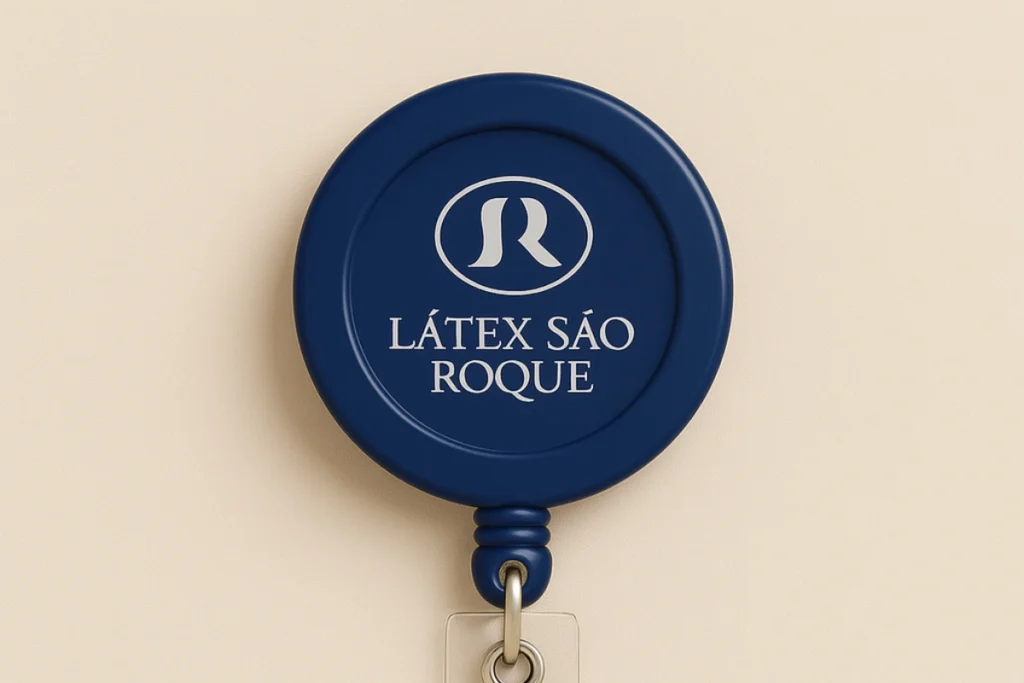 Roller clip azul escuro com o logotipo da Látex São Roque impresso em branco, ideal para identificação corporativa.