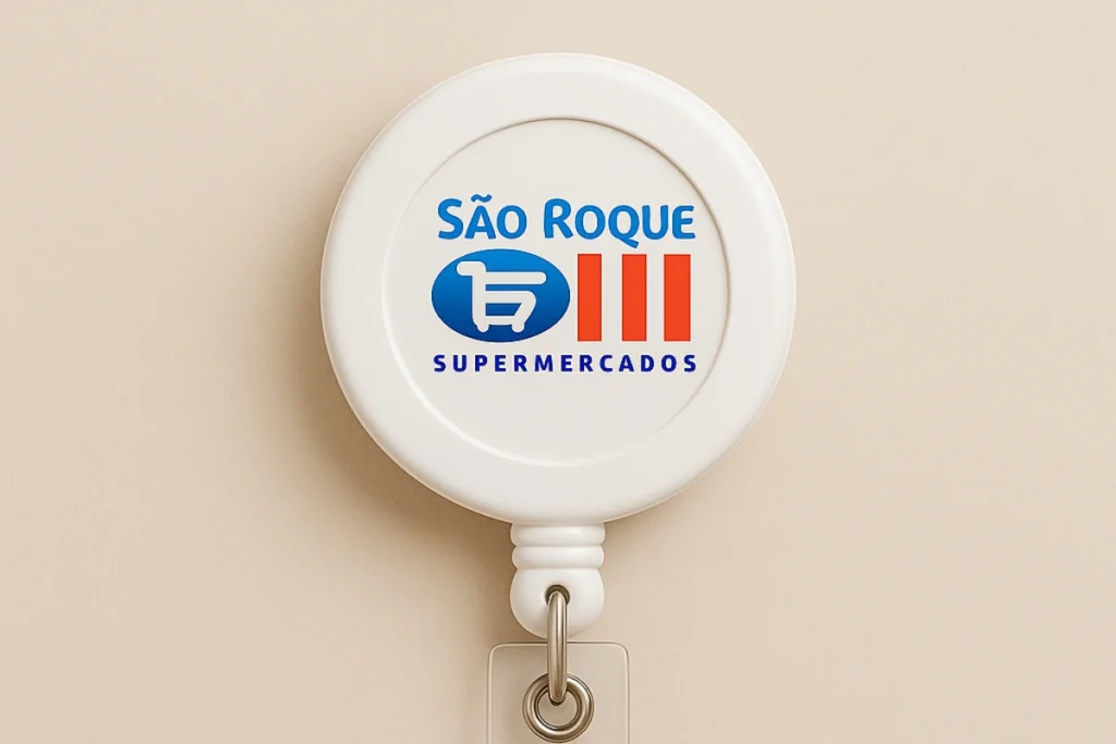 Roller clip branco com o logotipo dos Supermercados São Roque, ideal para uso em crachás de funcionários.