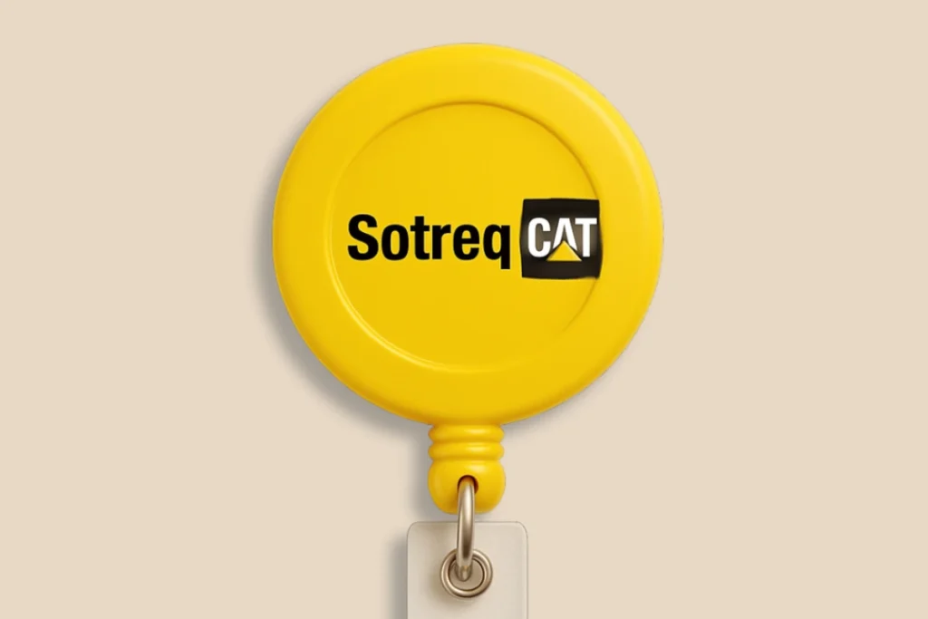 Roller clip personalizado na cor amarela com logotipo da Sotreq CAT, ideal para crachás corporativos.