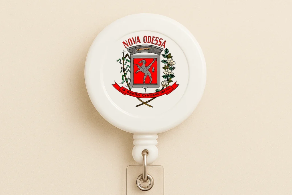 Roller clip branco com o brasão oficial da Prefeitura de Nova Odessa, ideal para crachás funcionais do setor público.