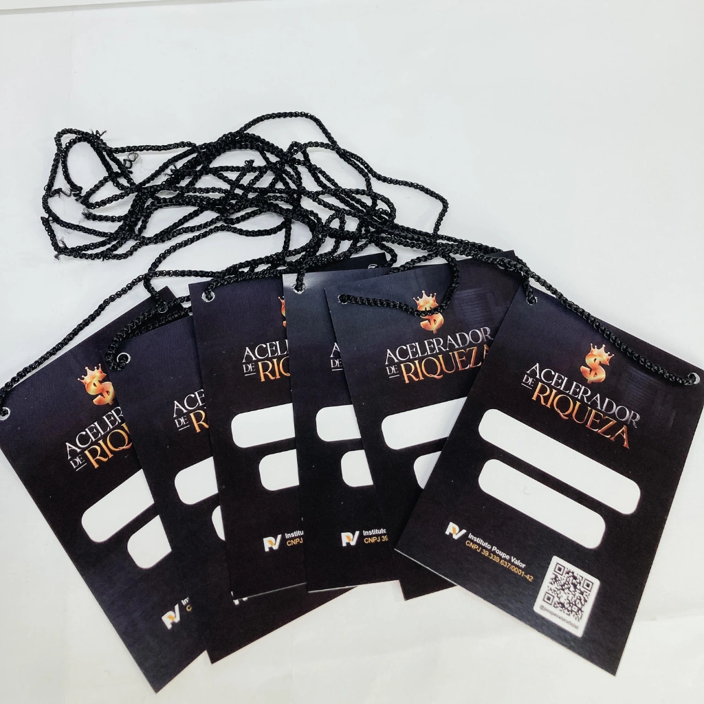 Credenciais 7 Credenciais personalizadas em papel couché para eventos e treinamentos.