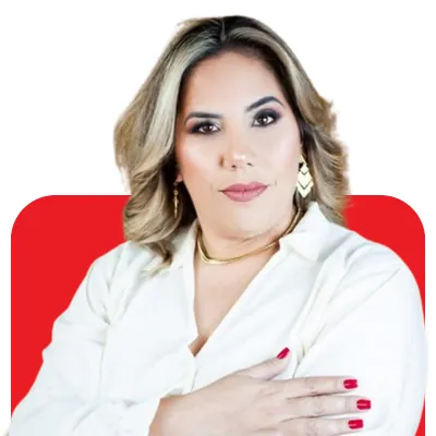 Crachás Personalizados para Empresas | Suprecard 10 Profissional de blazer branco em frente a painel vermelho da Suprecard