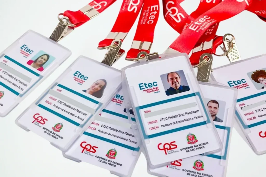 Crachás personalizados da ETEC Prefeito Braz Paschoalin com identificação de professores e cordões vermelhos.
