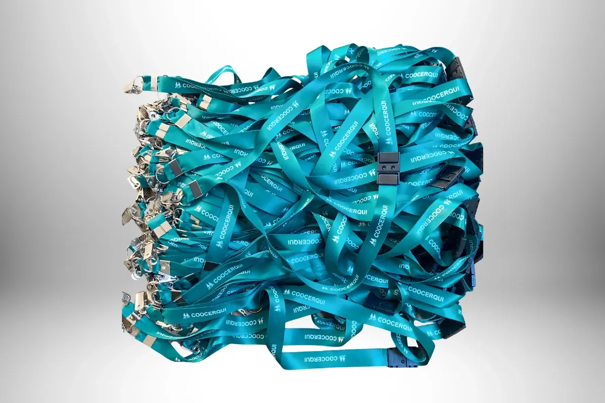 Cordões de crachá personalizados na cor azul turquesa com logo da COOCERQUI, todos com presilhas metálicas e fechos plásticos.