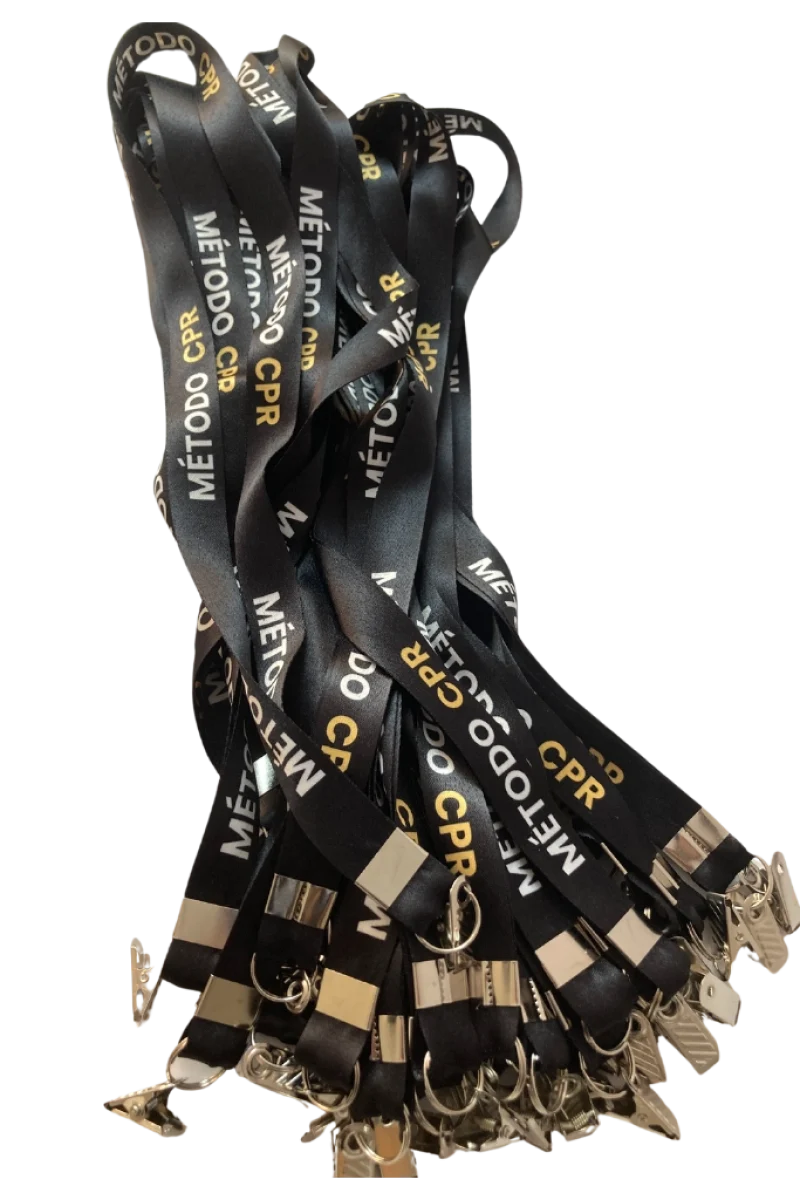 Cordões personalizados Método CPR em preto com detalhes dourados. Cordões pretos personalizados com a inscrição "Método CPR" em dourado e clipes metálicos resistentes.